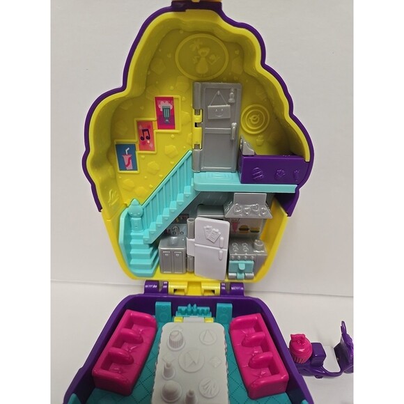 Polly Pocket Sweet Treat Cupcake Cafe Compact - Picture 2 of 9